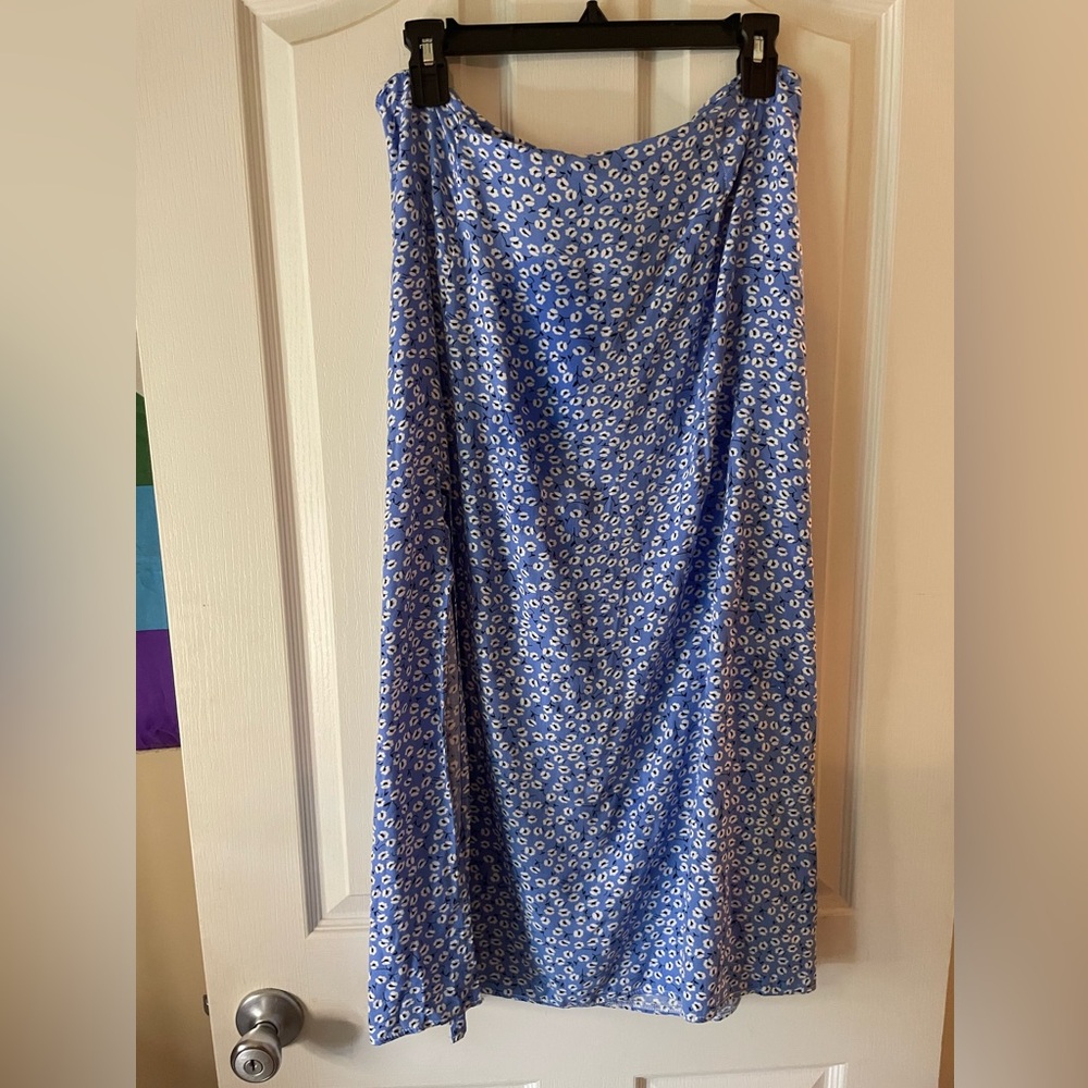 High wasted flowy and lightweight skirt with side slit